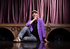 Zeca Baleiro lança EP carnavalesco com marchinhas engajadas