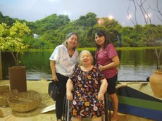 Veronica Amaral (E) mora com a mãe Maria da Salette, 89 anos, mas conta com o apoio dos irmãos, como Valéria Amaral (D)