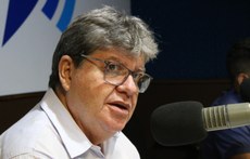 João Azevêdo durante o programa "Fala, Governador"