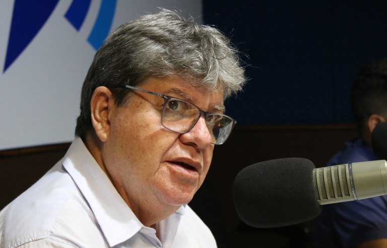 João Azevêdo durante o programa "Fala, Governador"