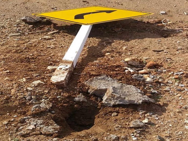 Placas de sinalização destruídas na PB-186