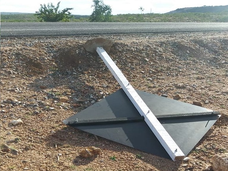 Placas de sinalização destruídas na PB-186