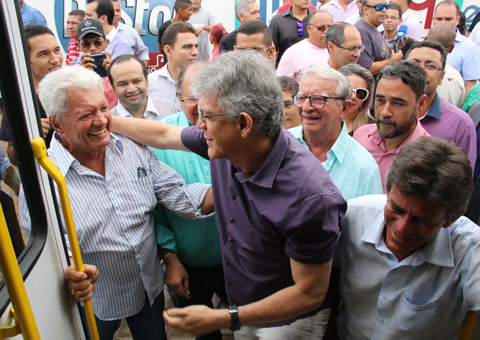 Ricardo faz vistoria da nova frota de ônibus de Bayeux
