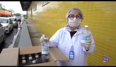 Engenheira Química Fátima Nascimento durante campanha de doação de àcool gel em PRF3