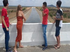 Alunos e professora observam canal da Transposição do Rio São Francisco, em Cabrobó