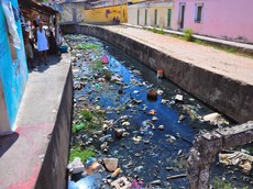 Foto: Mano de Carvalho. Itabaiana - Canal Treze de Maio - afluente do rio PB. Note o isopor no canal.