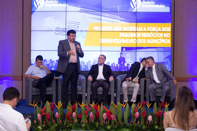 claudio ao microfone em pe.jpg