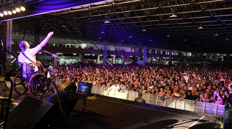 Milhares de pessoas assistiram ao show de Paralamas do Sucesso