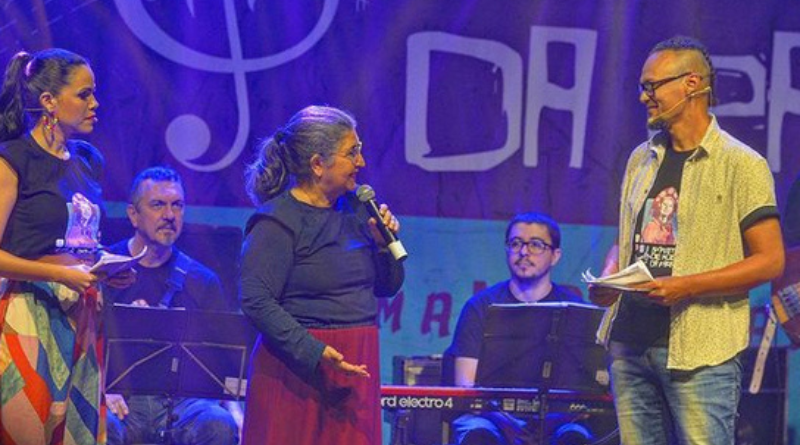 Amanda Falcão e Jãmarrí Nogueira ao lado de Naná Garcez