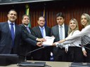 Momento de entrega do Código de Defesa do Consumidor - CDC em Braille