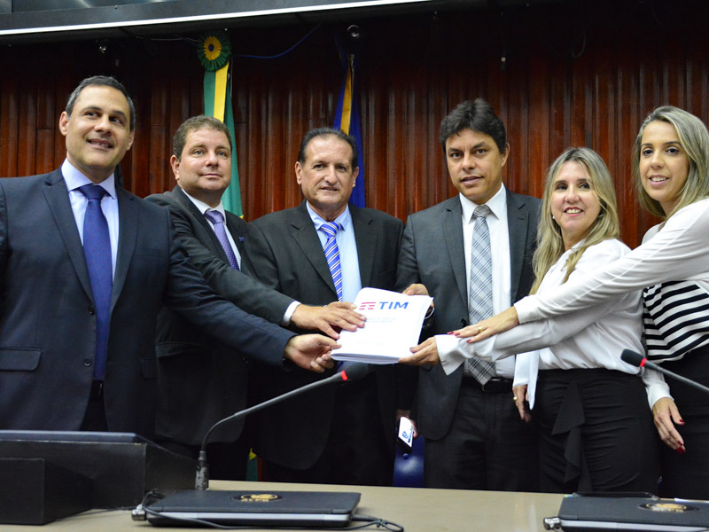 Momento de entrega do Código de Defesa do Consumidor - CDC em Braille
