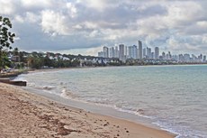 A qualidade da água varia entre excelente, muito boa e satisfatória em 45 praias do litoral da Paraíba classificadas como apropriadas ao banho pela Superintendência de Administração do Meio Ambiente (Sudema).