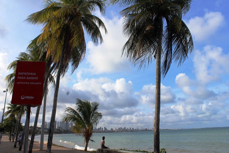 Placas de Balneabilidade são espalhadas pelas praias de maior fluxo de banhistas