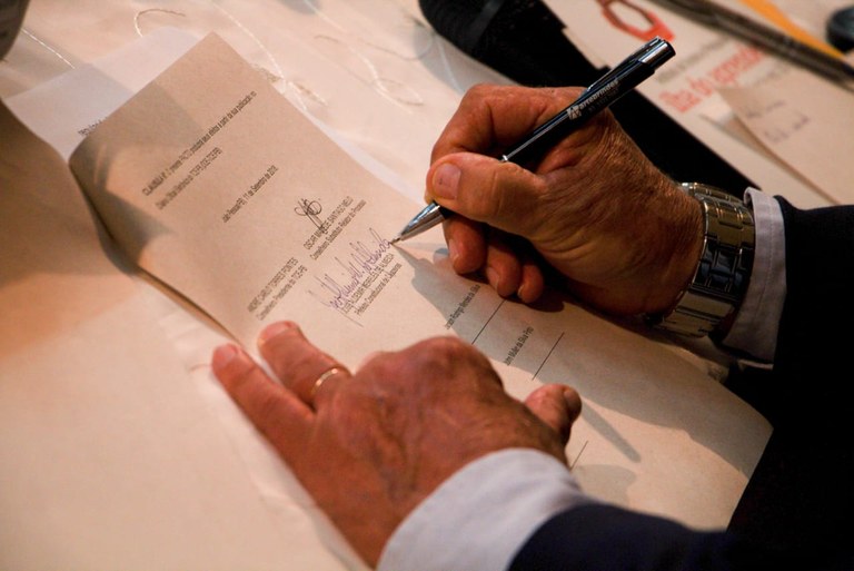 Prefeito-assina-PACTO1.jpg